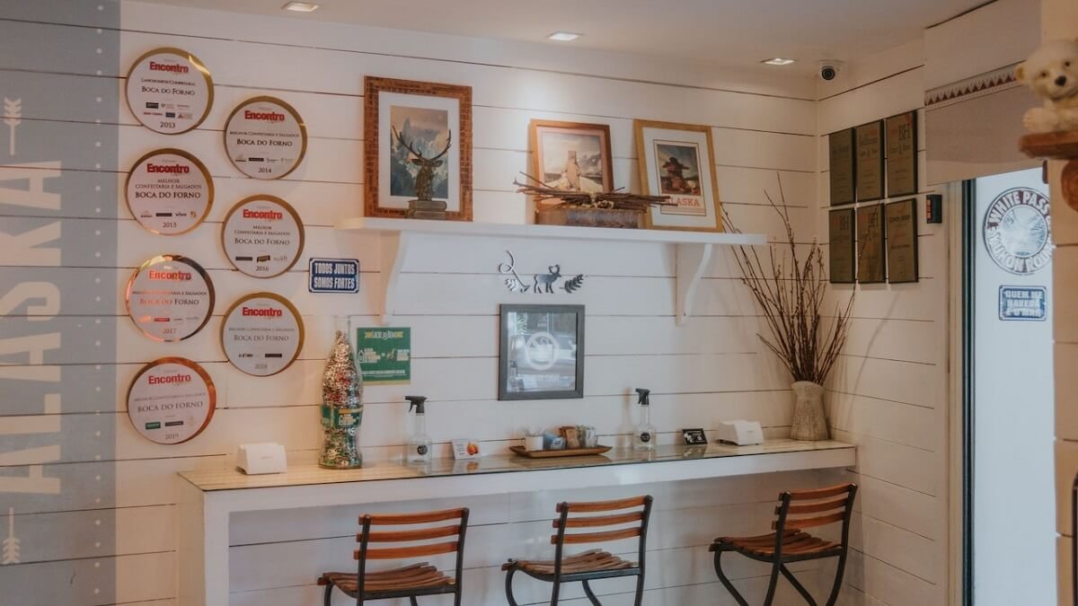 Quadros em um ambiente de sala de estar pequeno e simples