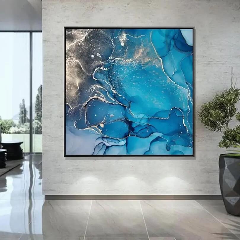Quadro quadrado e grande em uma parede de sala de estar cinza