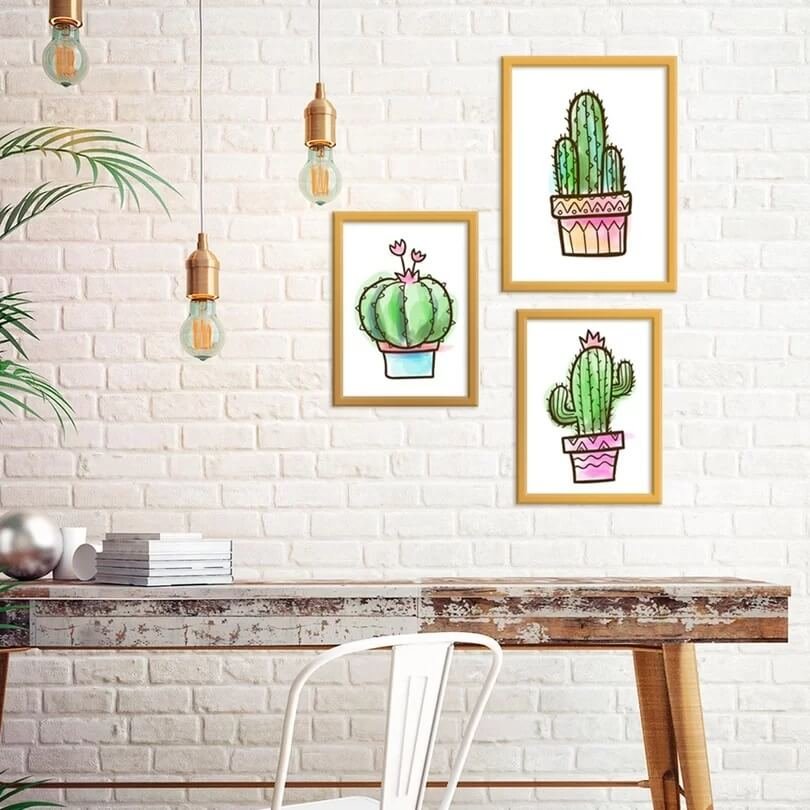 Quadros com desenhos de mini cactos, com molduras em madeira natural e mesa de madeira