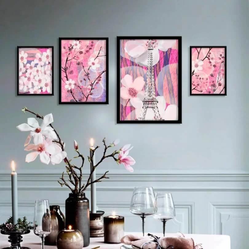 Quadros florais com moldura preta em uma parede com tons esverdeados