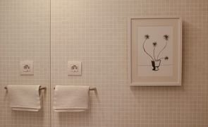 Banheiro com tons de rosa e quadro na parede