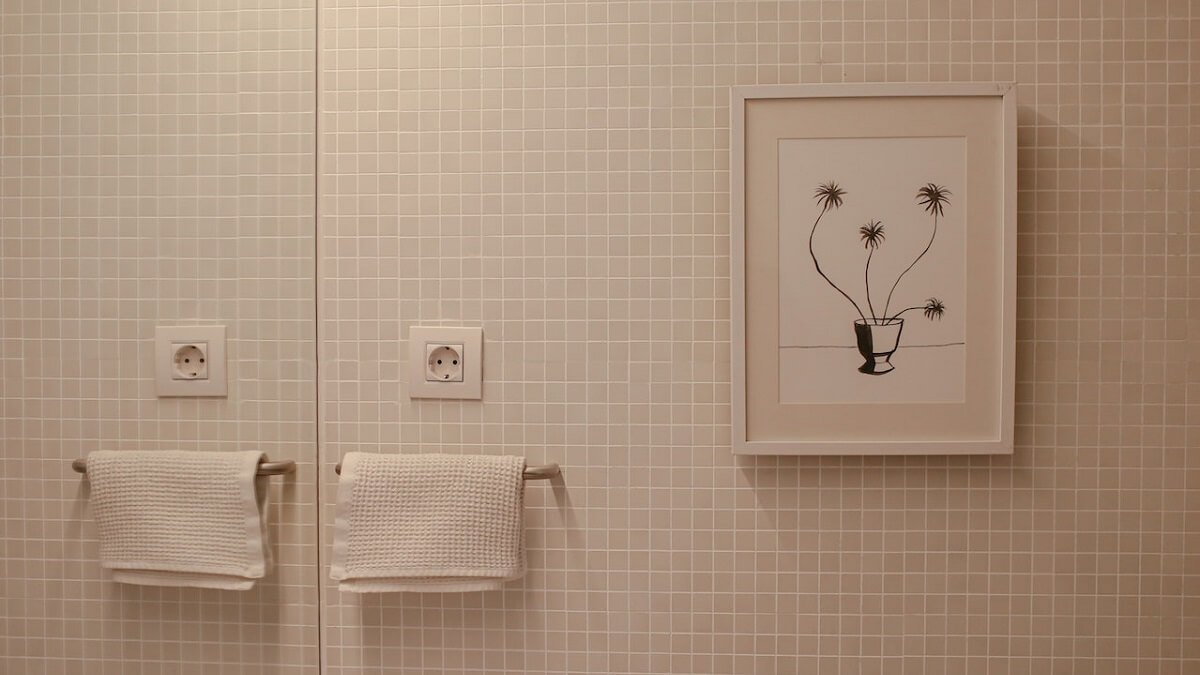 Banheiro com tons de rosa e quadro na parede