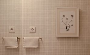 Banheiro com tons de rosa e quadro na parede