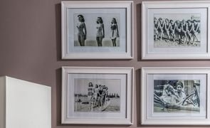 quadros em uma parede rosa