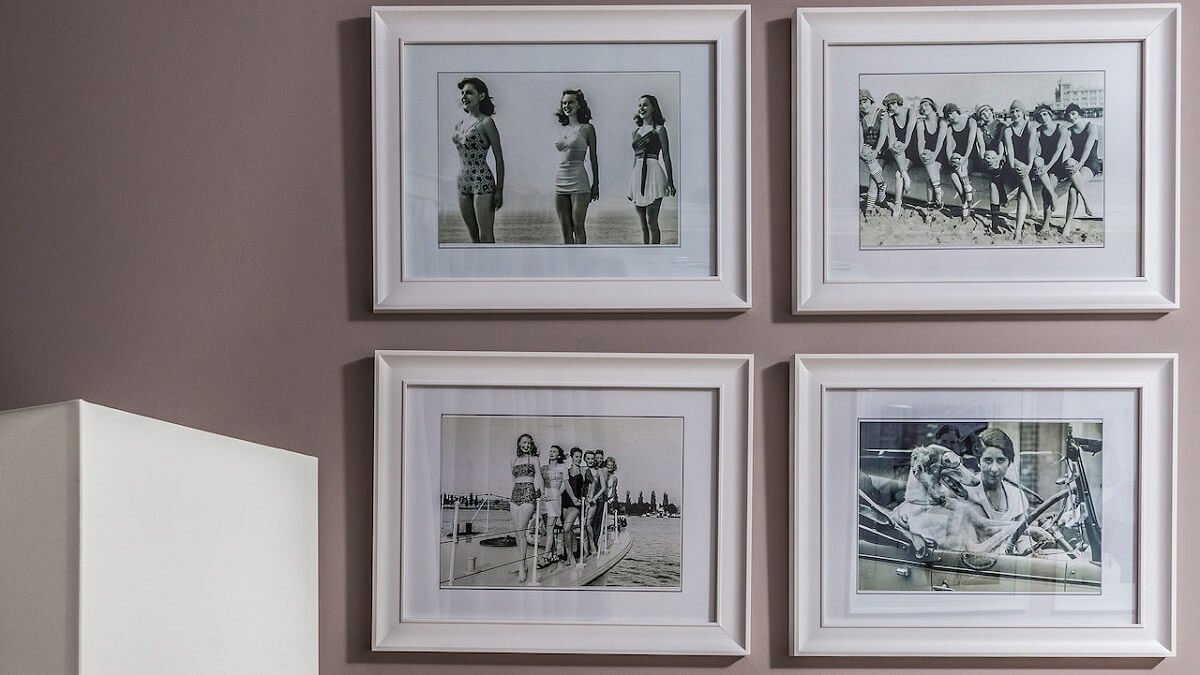quadros em uma parede rosa