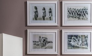quadros em uma parede rosa