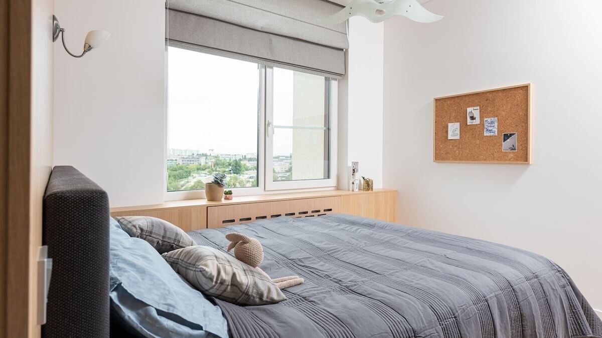 Quadro de anotações em um quarto de casal