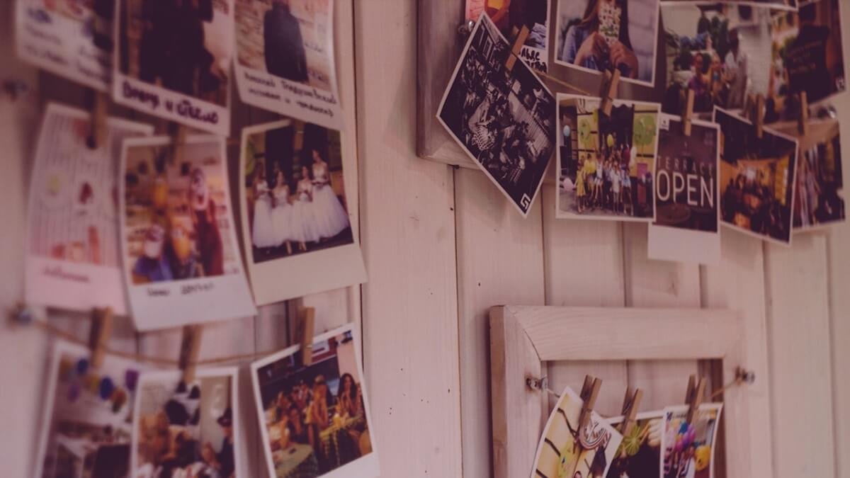 Fotos penduradas em um painel