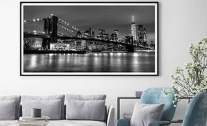 Quadro grande com imagem de uma ponte a noite na decoração da sala