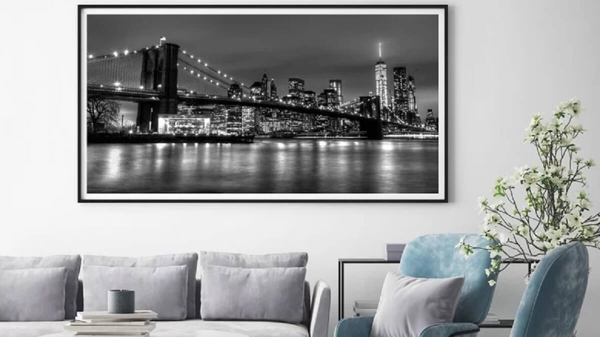 Quadro grande com imagem de uma ponte a noite na decoração da sala