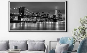 Quadro grande com imagem de uma ponte a noite na decoração da sala