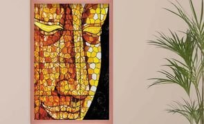 Quadro mosaico em uma parede bege