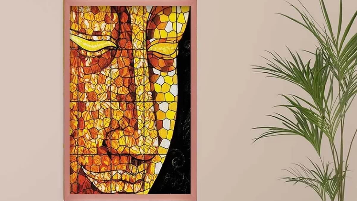 Quadro mosaico em uma parede bege