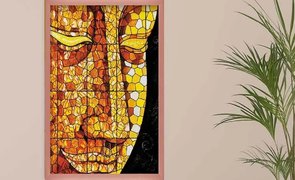 Quadro mosaico em uma parede bege