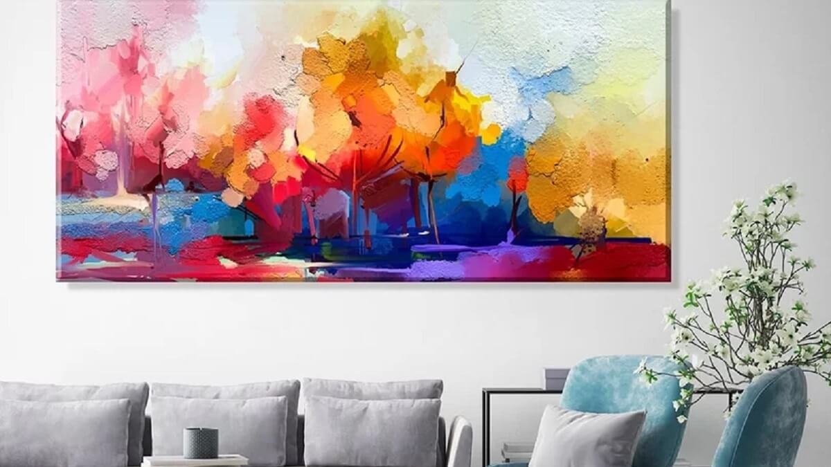 Quadro Colorido atrás do sofá de uma sala de estar